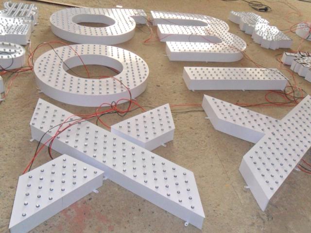 上海外露發光字，沖孔字點陣發光字制作